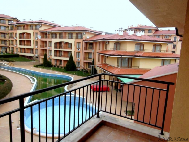 Spacious 2-bedroom apartment with POOL..