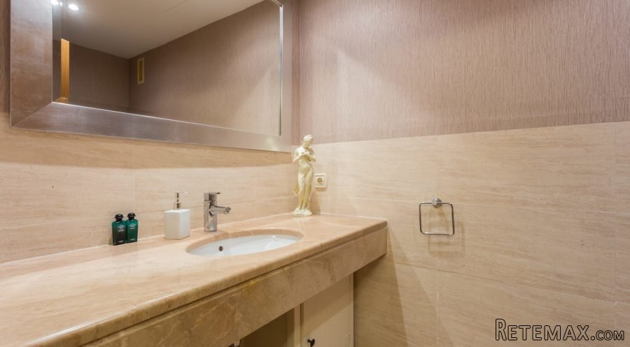 This beautiful apartment is in the highly desirable..