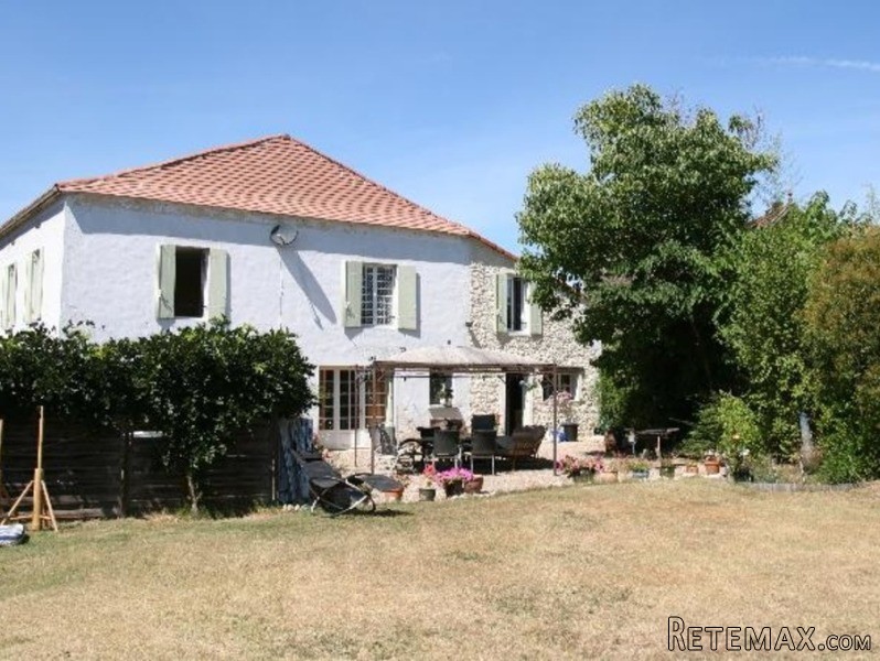 Large Townhouse Comprising 7 Bedrooms 5..