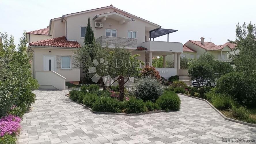 VODICE PREKRASNA KUĆA SA TRI STAMBENE JEDINICE - 2