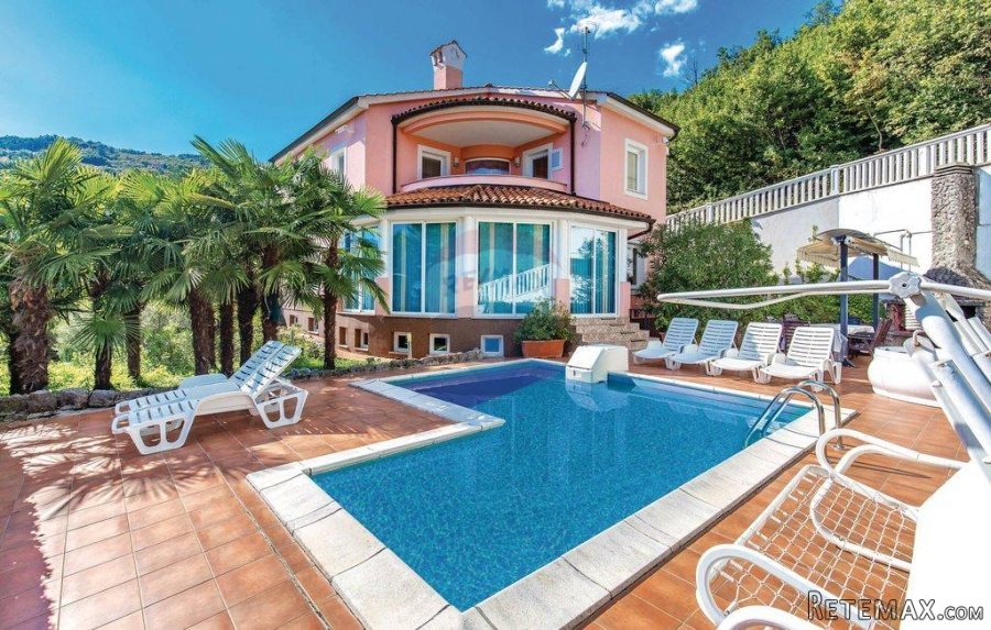 Opatija - klasična villa s okućnicom i bazenom