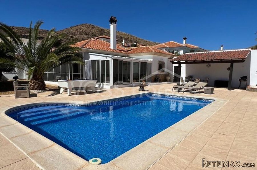 An absolutely stunning, top quality 3 bed 2 bath villa for.. - 4