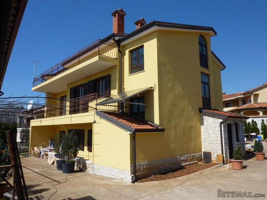 Velika obiteljska kuća sa 4 stana u blizini Poreča