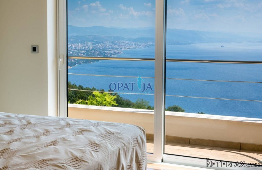 Moderna kuća iznad Opatije sa okućnicom i pogledom
