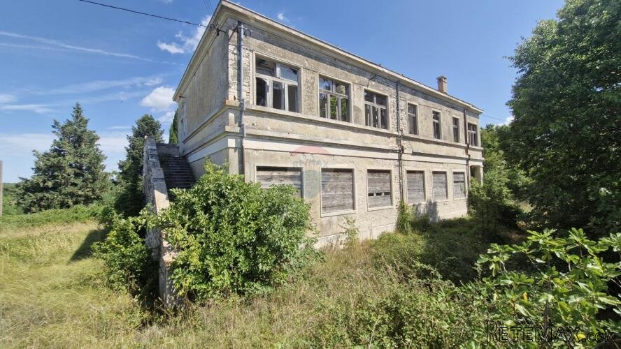 Istra, Kujići - POVIJESNA ŠKOLA ZA ADAPTACIJU, 3.132 m2 OKUĆ - 3