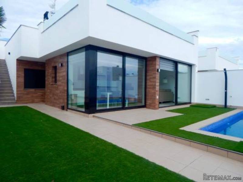 3 Bedroom 2 Bathroom Villa In Los..