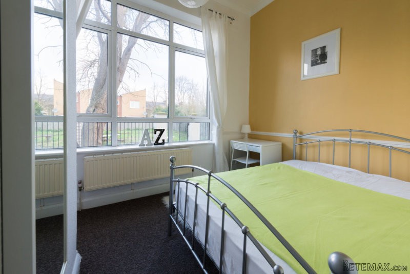 Single with double bed near Stratford..