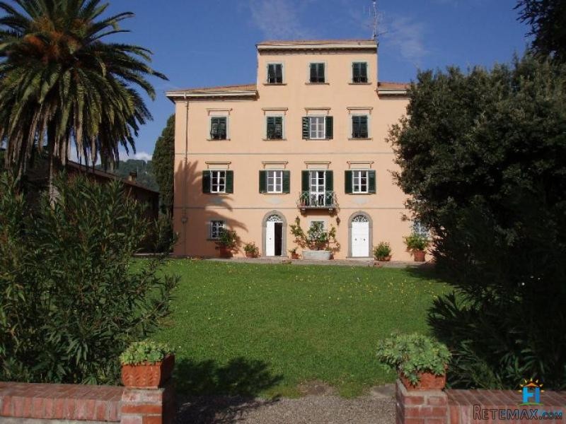Manor house with separate farmhouse - 2