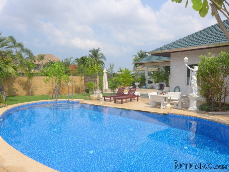 Massive 3 bedroom pool-villa in upscale..