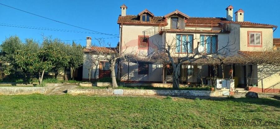 Istra,Pula-kuća s garažom,okućnicom i pomoćnim objektima