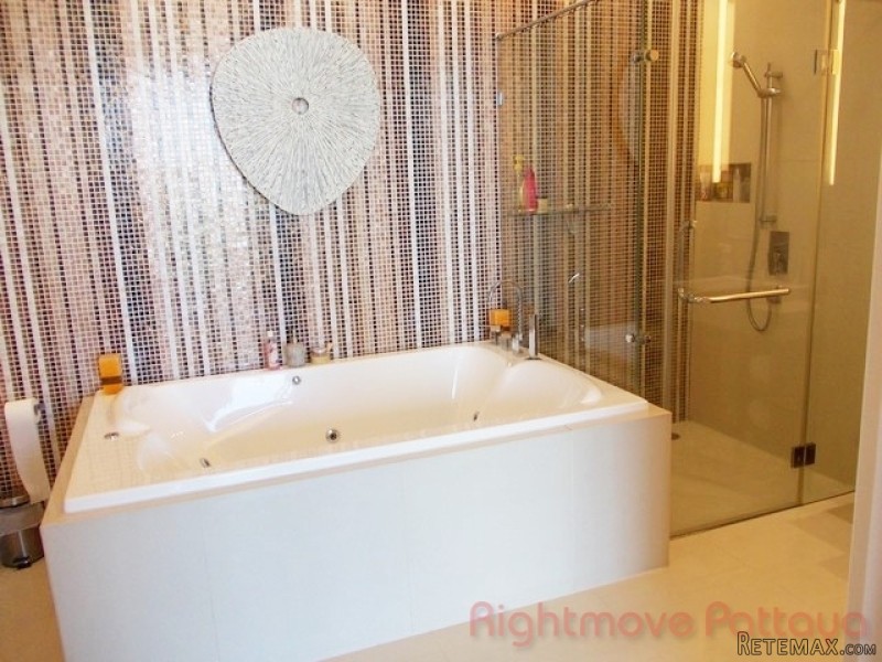 2 Bedroom Condo for sale in Wongamat -.. - 2