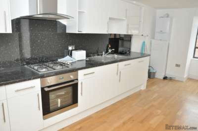 Single with double bed near Canary.. - 2