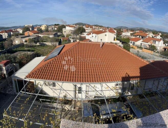 Pirovac - Apartmanska kuća s lijepom okućnicom