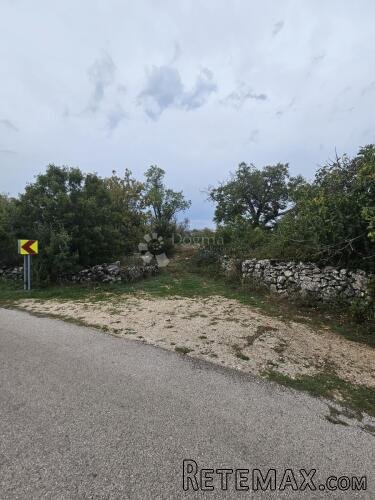 Poljoprivredno zemljište s montažnim objektom 200m2! Bristi