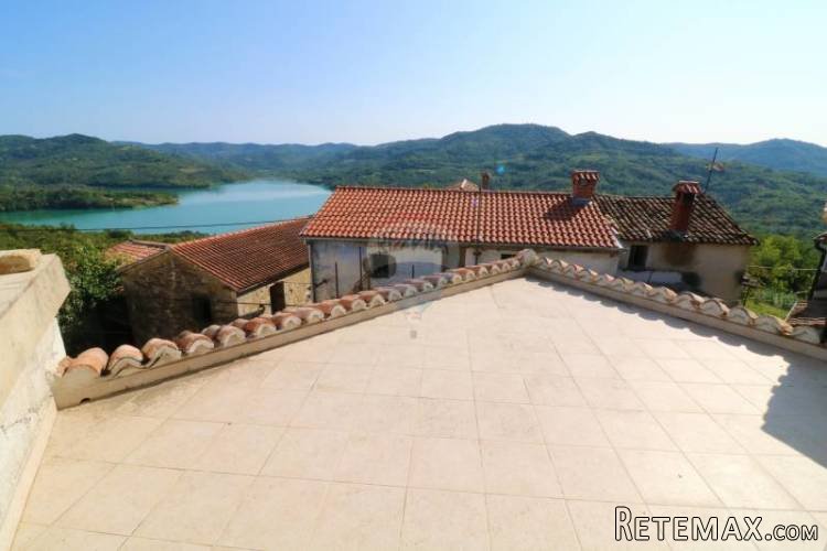 Kamena kuća s pogledom na jezero