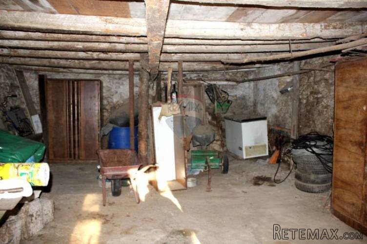 Kamena kuća-štala sa velikom okućnicom od 1850m2 - 2