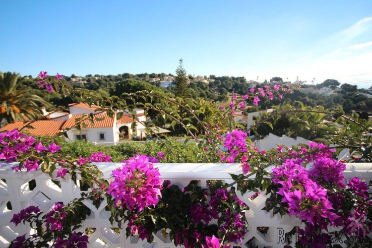 This lovely clean and well maintained villa has all the.. - 3