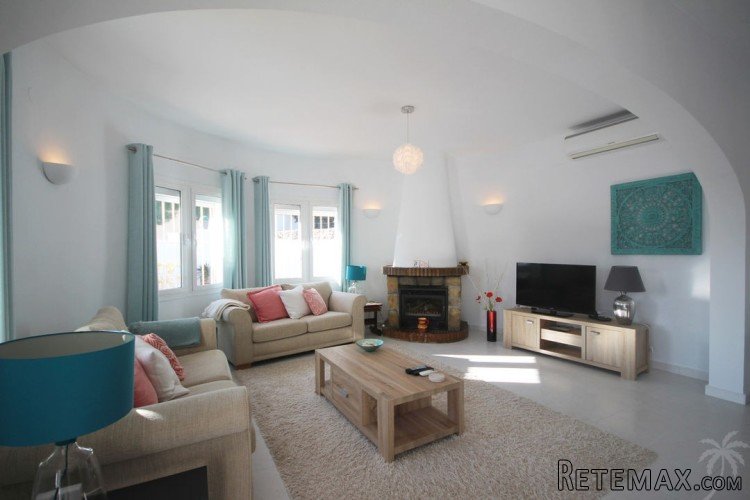 This lovely clean and well maintained villa has all the.. - 4
