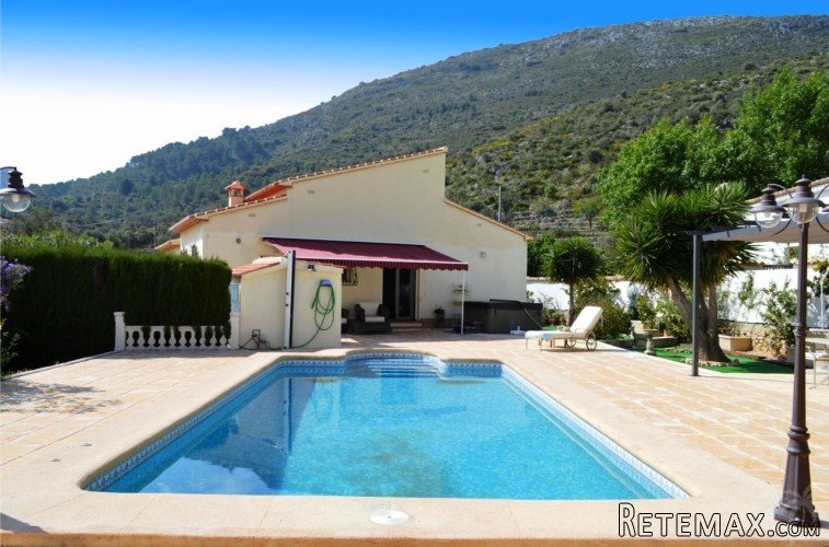 A charming detached villa located on a large flat plot.. - 2