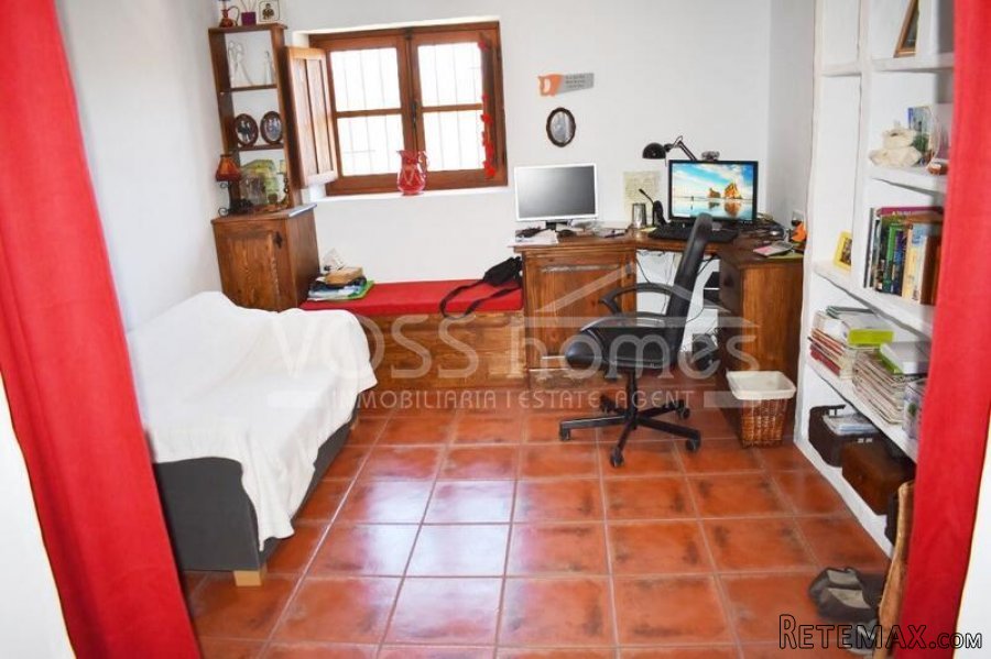 A lovingly and quality renovated edge of village house of.. - 12