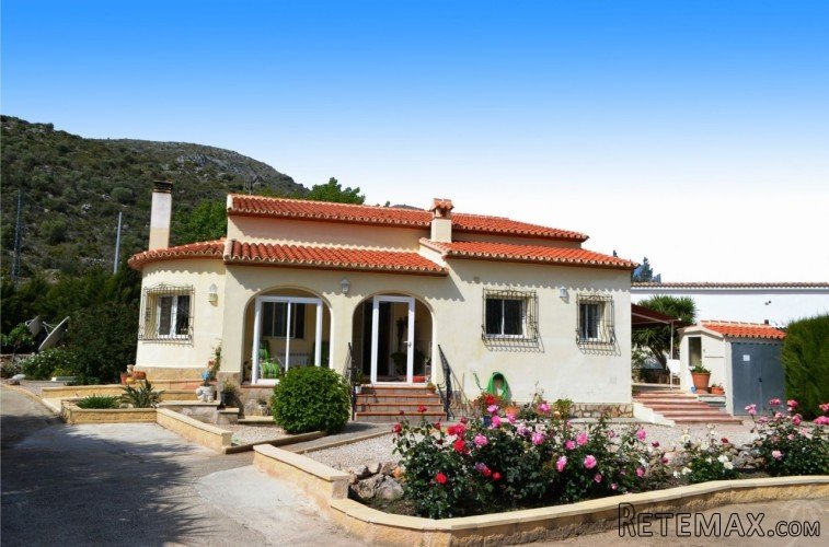 A charming detached villa located on a large flat plot.. - 3