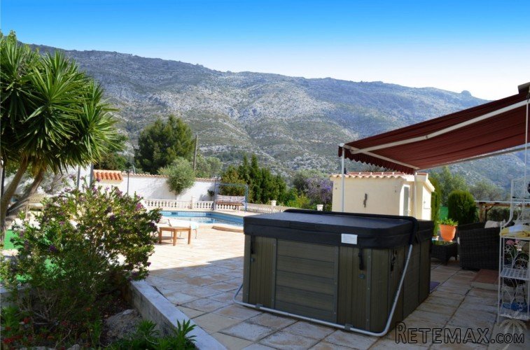 A charming detached villa located on a large flat plot.. - 4