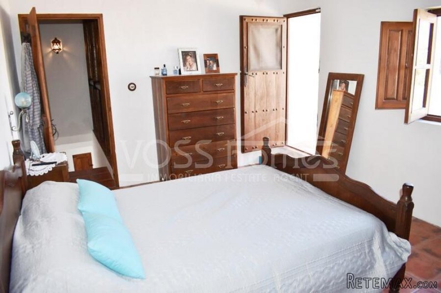 A lovingly and quality renovated edge of village house of.. - 14