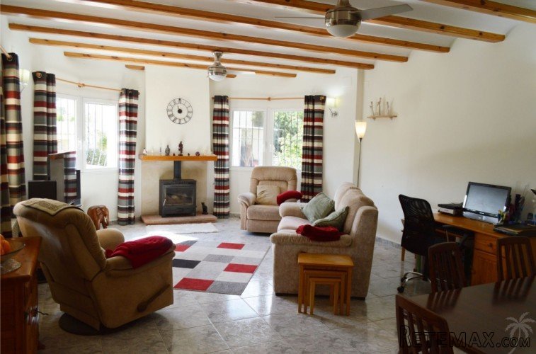 A charming detached villa located on a large flat plot.. - 5