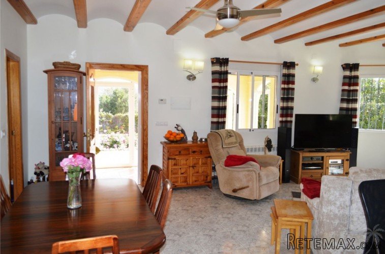 A charming detached villa located on a large flat plot.. - 6