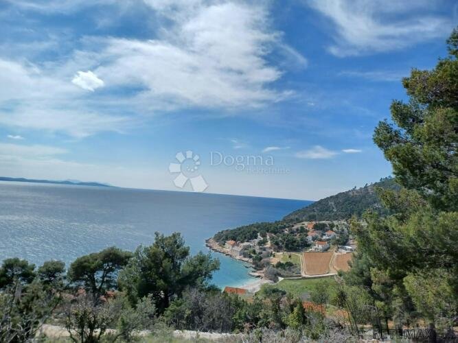 GRAĐEVINSKO ZEMLJIŠTE OTOK BRAČ JUŽNA STRANA 758m2