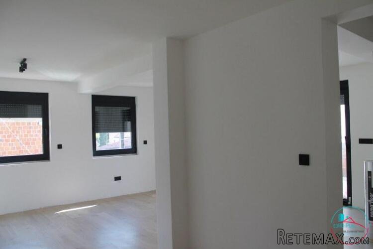 Trosoban stan Cazin centar 82.80 m2 - 24