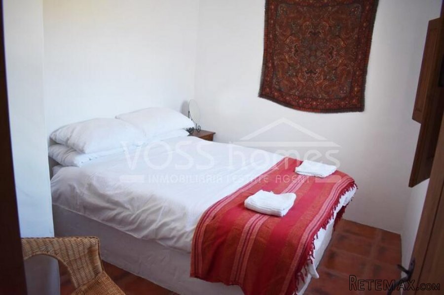 A lovingly and quality renovated edge of village house of.. - 17