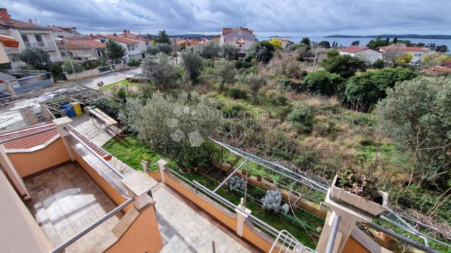 Komforna kuća s 5 apartmana i pogledom na more