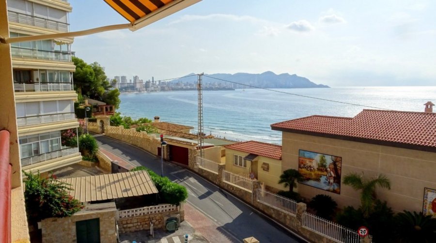 Soleado apartamento con vistas panorámicas al mar y playa..