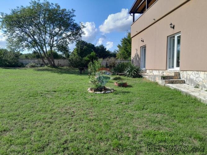Istra,Prodol,kuća sa 6 apartmana i građevinskim zemljištem - 2