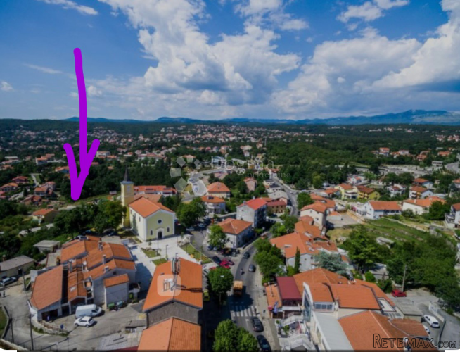 Mali teren u samom centru Viškova