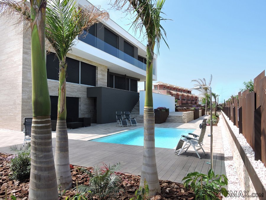 Villa in Torre de la Horadada, just 100 meters from the..
