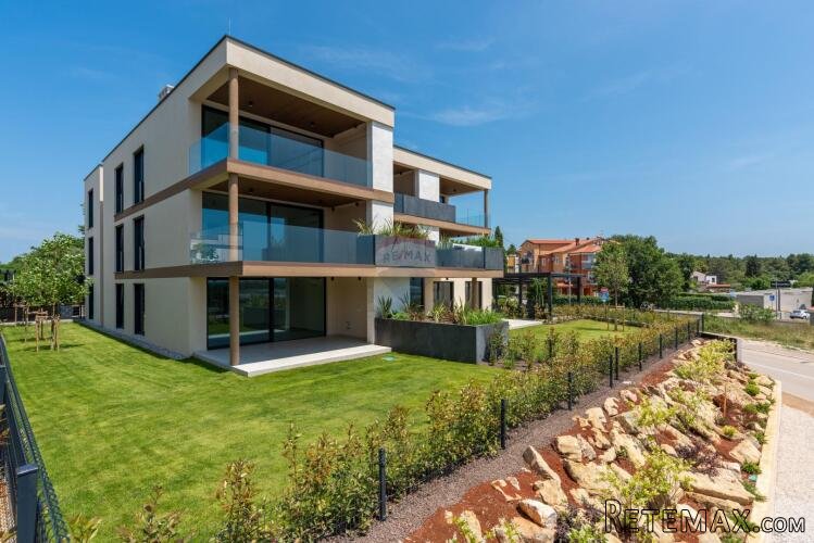 Istra, Novigrad - Stan u prizemlju s vrtom u novogradnji