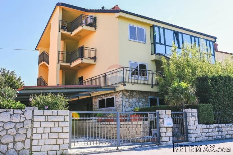 KRALJEVICA-kuća sa dva stana i bazenom