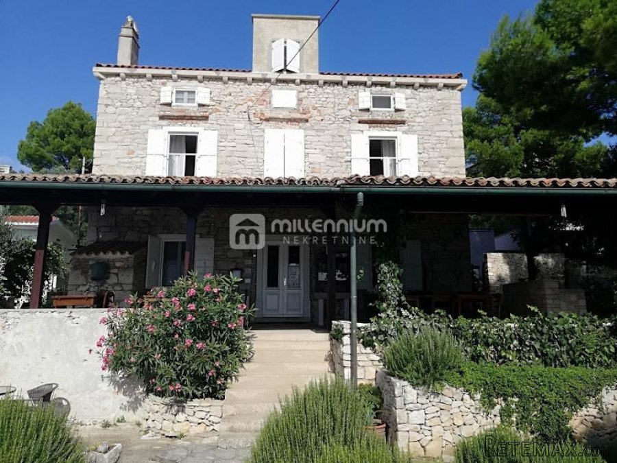 Mali Lošinj, otok Unije, kamena kuća, 1. red do mora - 2