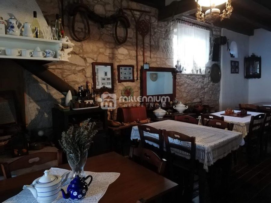 Mali Lošinj, otok Unije, kamena kuća, 1. red do mora - 3