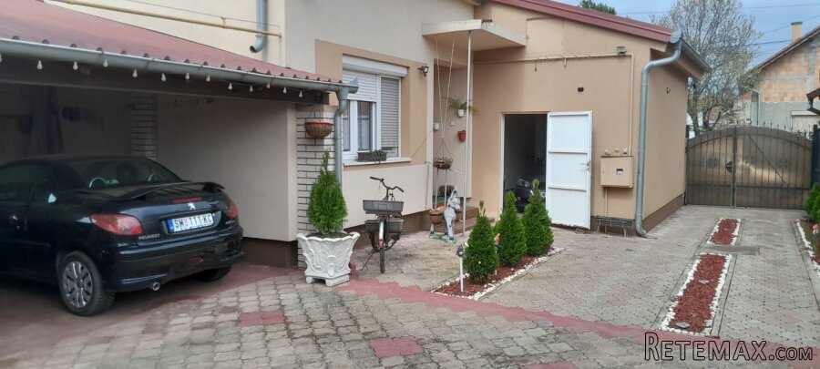 Prodajem dve kuce na jednom placu - 4