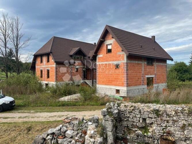 DVIJE KUĆE NADOMAK PLITVIČKIH JEZERA, JEZERCE - PRILIKA !!!