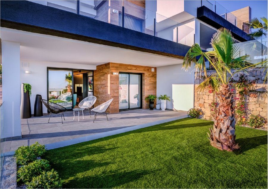 Benitachell is located close to all the services of Cumbre..