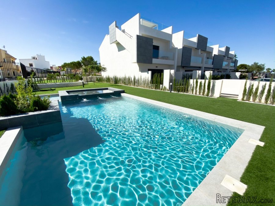 Top floor apartment located in the urbanization Los..