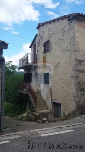 Buzet, kamena kuća s velikom okućnicom