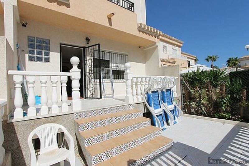 Huge 5 Bed Townhouse with 2 Communal..