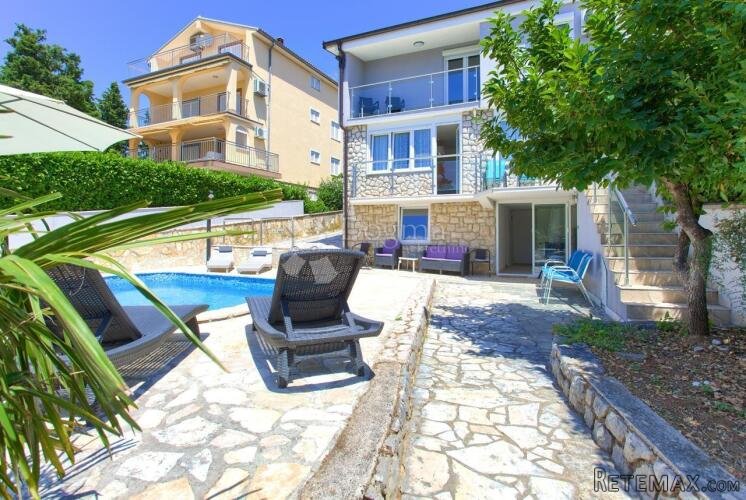 NOVI VINODOLSKI, DVOJNA KUĆA SA BAZENOM, TIK DO MORA