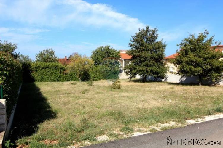 Građevinska parcela - uređena - 708m2 za izgradnju kuće