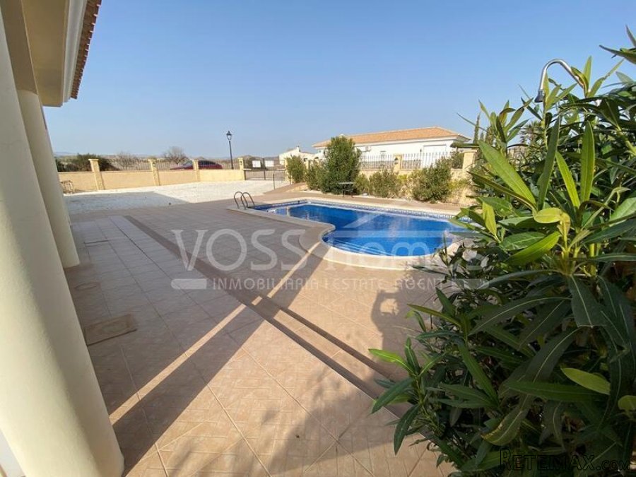 NEW LISTING TO VOSS HOMES - A larger than average 4 bed, 2.. - 14